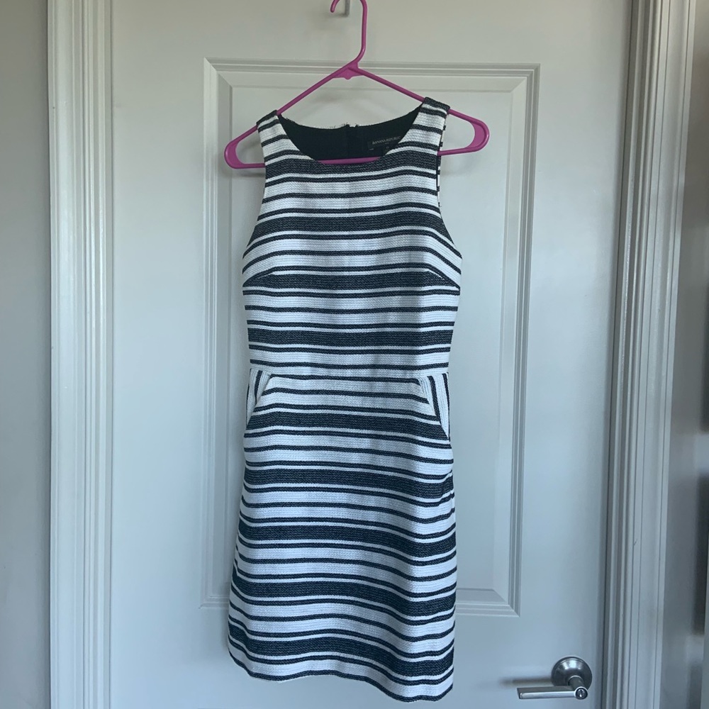 Fun, fitted and classy pocket dress with keyhole